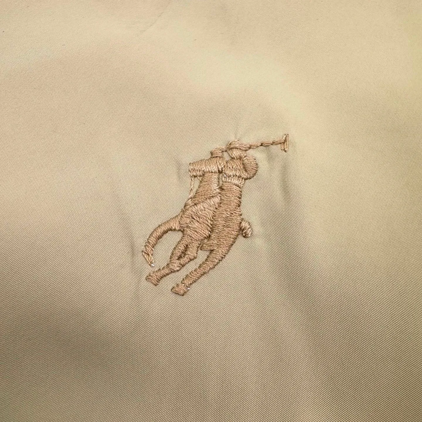 P590 Ralph Lauren pony embroidered reversible jacket (khaki). Original purchase and development for RMB 3,990. The fabric is made of custom-made matte moire taffeta and twill jacquard brocade. It is light and tough, has a smooth drape, is comfortable and skin-friendly, and has a khaki brown tone. Calm and noble, twins in one suit. Unlimited style. One side is decorated with twill jacquard brocade and has its own retro filter, like an old-school gentleman's pocket watch gear. The other side is made of matte moiré taffeta, which brings a sense of relaxed breathing. It has a casual gene and is embellished with exquisite pony logo. It is highly recognizable. The classic stand-up collar is closed with three hidden button tabs. Simplicity controls complexity. The design philosophy hidden in the details. Double-sided style. Hidden old money and slack in one garment. Imported machine embroidery technology is used. Advanced computer control system and sophisticated mechanical components are used to realize the iconic pony embroidery operation with high precision. The lines are smooth and delicate. The template machine opens the bag. The preset template guides the position, shape and size of the bag. The accuracy ensures the quality of the bag opening effect. Ergonomic three-dimensional cutting returns to traditional craftsmanship through segmentation, folding, shrinking and stretching. The so-called slow work and fine work are the respect for the material. The pursuit of feel. The workmanship is complex and tedious. Slow aging. High loss. The fabrics have been washed. Better hand feel and texture. Not easy to deform and not easy to shrink. Not easy to fade and maintain long-lasting beauty. Size:S-M-L-XL